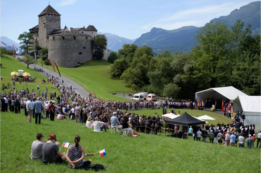 Die Liechtensteiner verfolgen Ansprachen am Staatsfeiertag.