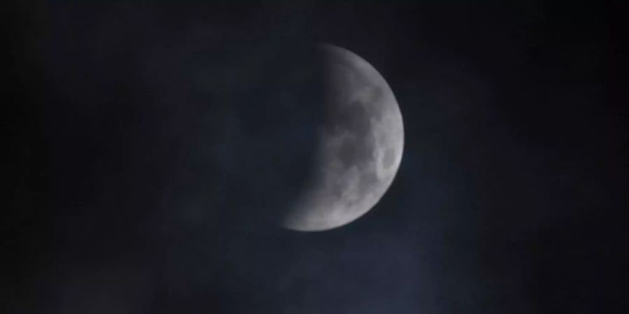 Wolken verdecken teils Sicht auf Mondfinsternis.