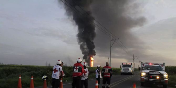 Rettungseinheiten arbeiten nahe einer Pipeline nach einer Explosion.