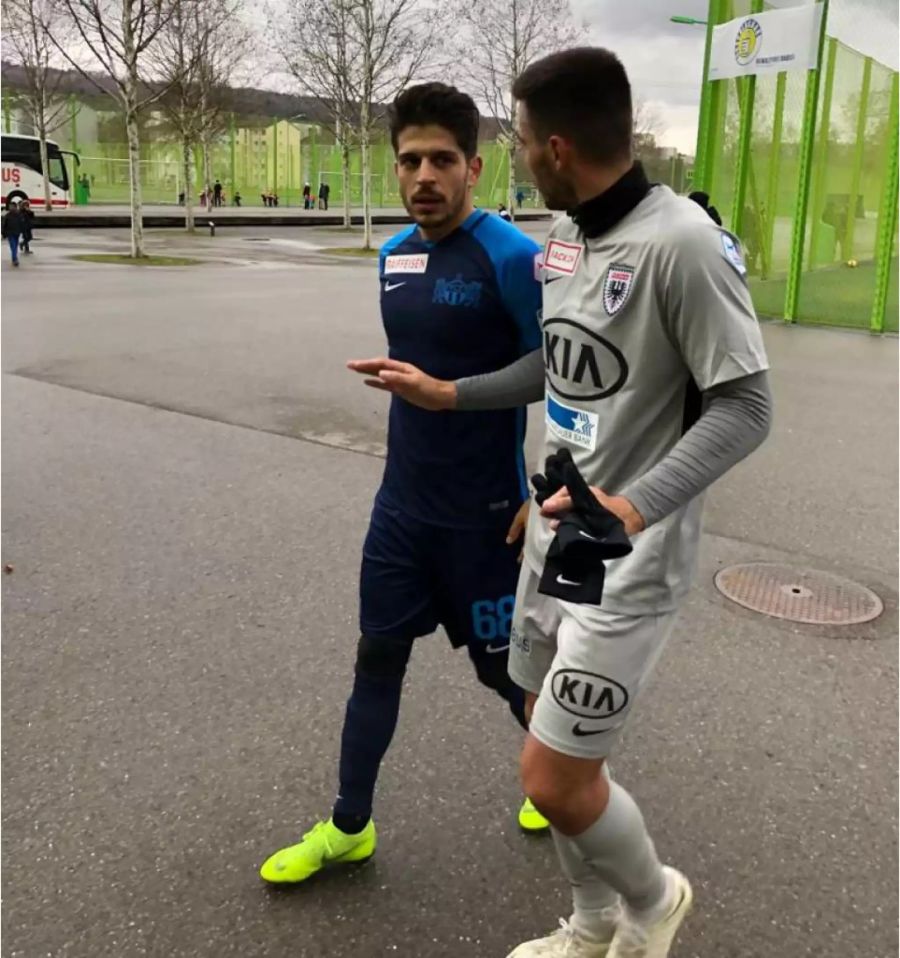 FCZ-Spieler Roberto Rodriguez unterhält sich mit Aaraus Goran Karanovic. Die beiden haben zusammen beim FC St. Gallen gespielt.