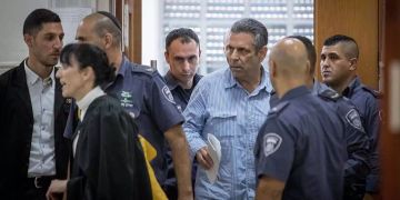 Gonen Segev in einem Gerichtsgebäude.