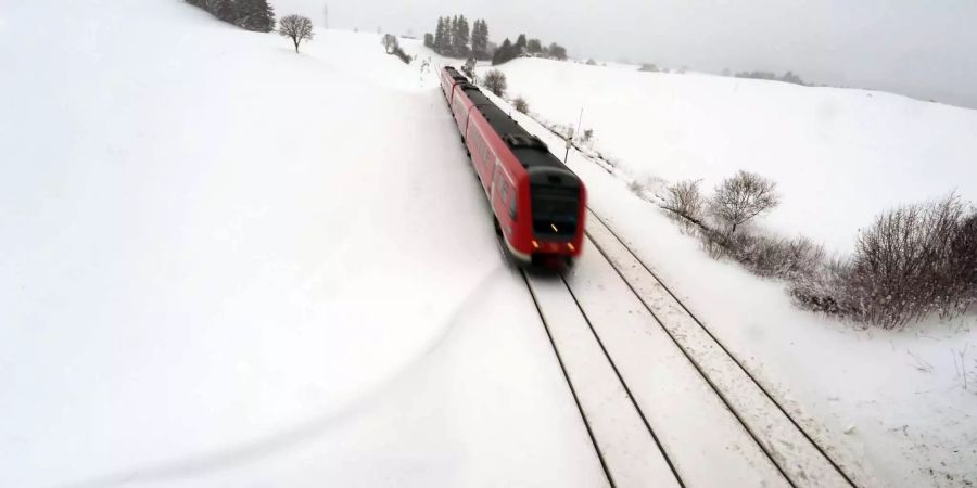 Der Wintereinbruch sorgt besonders beim Bahnverkehr für Chaos.