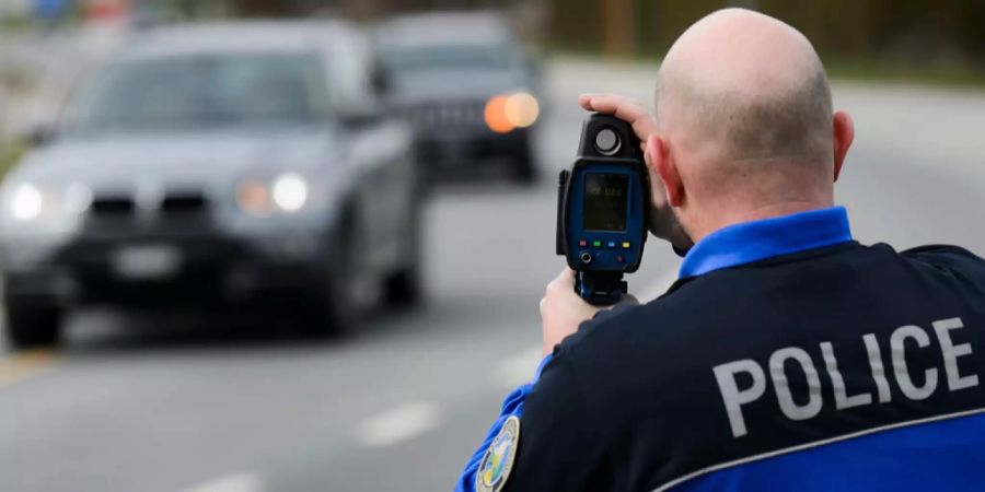 Die Polizei macht auf einem Streckenabschnitt eine Radarkontrolle.