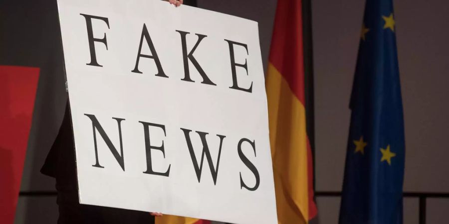 «Fake News» steht auf einem Schild in Feilbach (D).