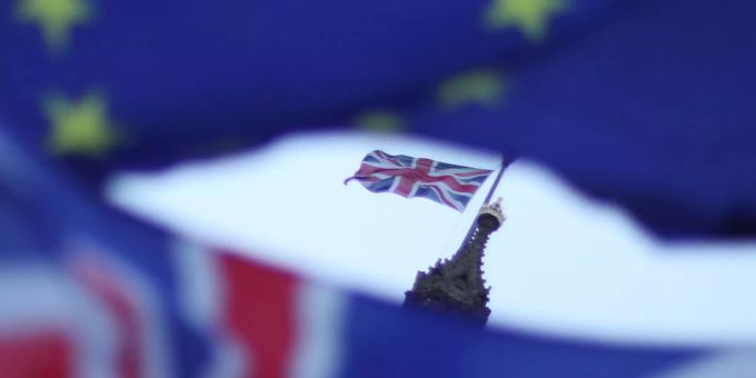 Die Fahnen der EU und von Grossbritannien wehen vor dem Parlament.