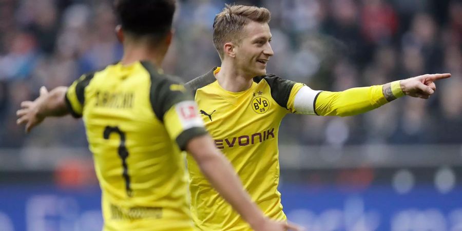 Jadon Sancho und Marco Reus jubeln über ein Tor.