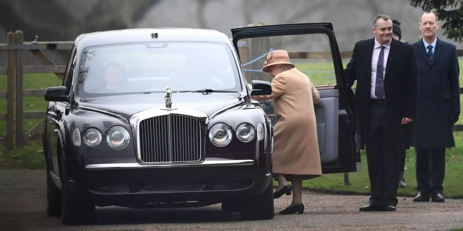 Die Queen steigt in ein Auto.