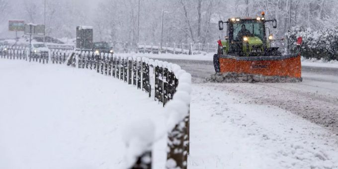 Auch heute Sonntag bleiben die Schneepflüge im Einsatz. Ein Schneepflug im Einsatz in Brusata di Novazzan TI.
