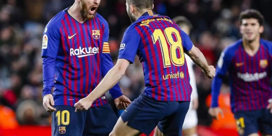 Barcelonas Stürmer Lionel Messi (l) jubelt mit Verteidiger Jordi Alba (r) nach einem Tor. Foto: Mikel Trigueros/gtres