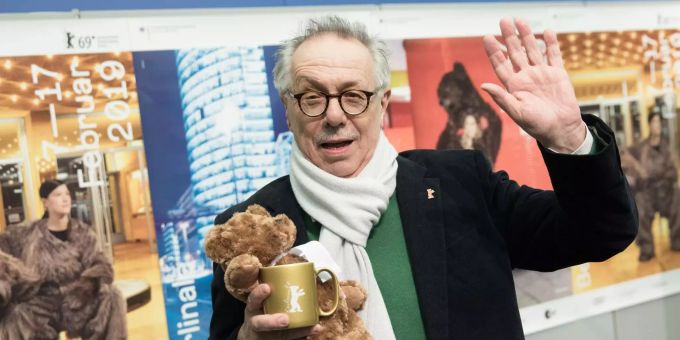 Festivaldirektor Dieter Kosslick glaubt nach wie vor an das Bestehen des Kinos. Festivaldirektor Dieter Kosslick auf einer Pressekonferenz.