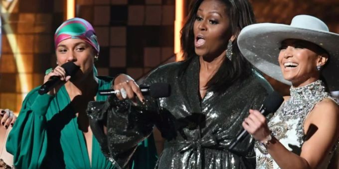 Michelle Obama (Mitte) mit Alicia Keys (l.) und Jennifer Lopez bei der Grammy-Show. Michelle Obama an Grammys.