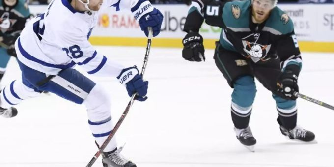Korbinian Holzer (r) kassierte eine hohe Niederlage mit den Anaheim Ducks. Foto: Nathan Denette/The Canadian Press Korbinian Holzer (r) kassierte eine hohe Niederlage mit den Anaheim Ducks. Foto: Nathan Denette/The Canadian Press
