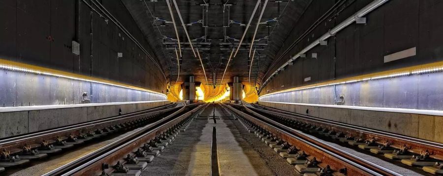 Zuggleise in einem Tunnel