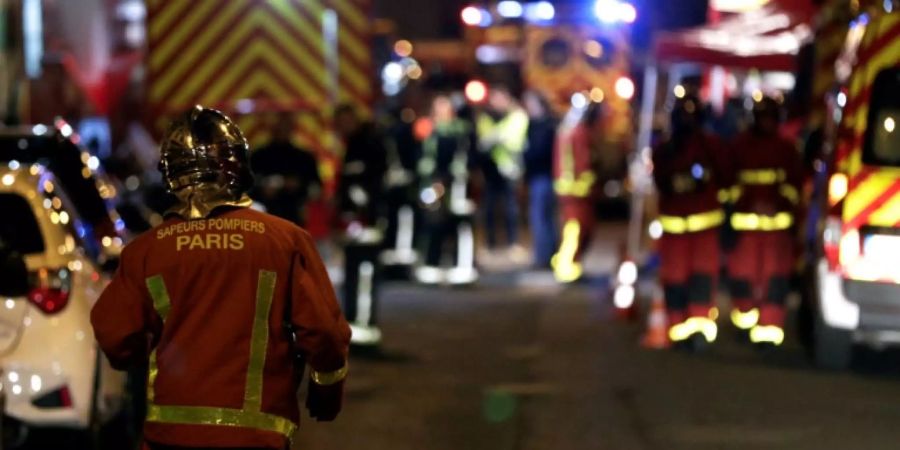 Feuerwehrleute am Ort des Brandes