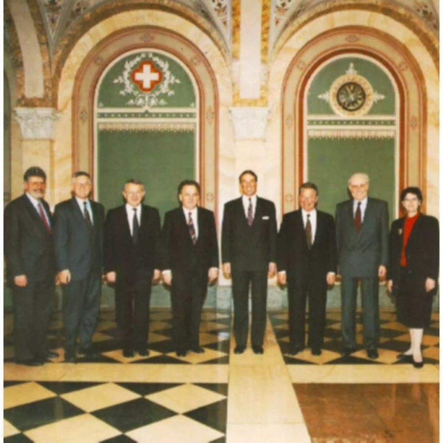 Der Gesamtbundesrat 1993 (von links nach rechts): Bundeskanzler François Couchepin, Bundesrat Kaspar Villiger, Bundesrat Arnold Koller, Bundesrat Otto Stich, Bundespräsident Adolf Ogi, Bundesrat Jean-Pascal Delamuraz, Bundesrat Flavio Cotti, Bundesrätin Ruth Dreifuss.