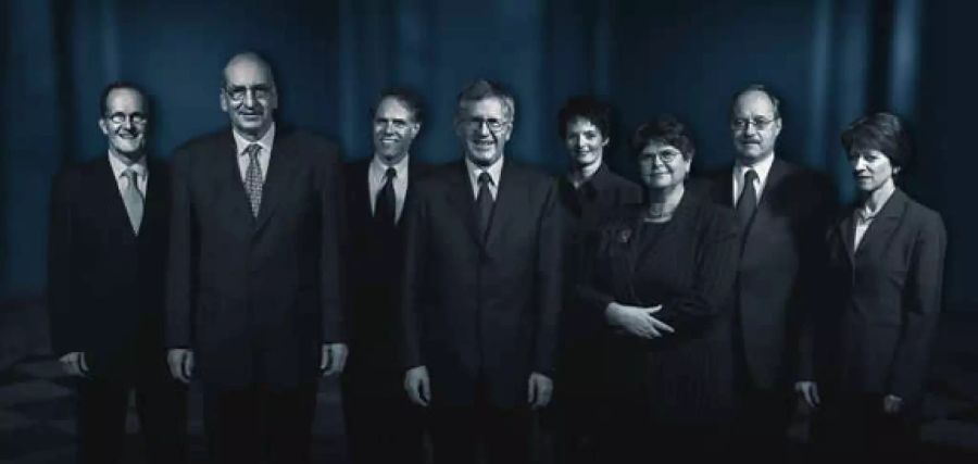 Der Gesamtbundesrat 2002 (von links nach rechts): Bundesrat Joseph Deiss, Bundesrat Pascal Couchepin, Bundesrat Moritz Leuenberger, Bundespräsident Kaspar Villiger, Bundesrätin Ruth Metzler, Bundesrätin Ruth Dreifuss, Bundesrat Samuel Schmid, Bundeskanzlerin Annemarie Huber-Hotz.