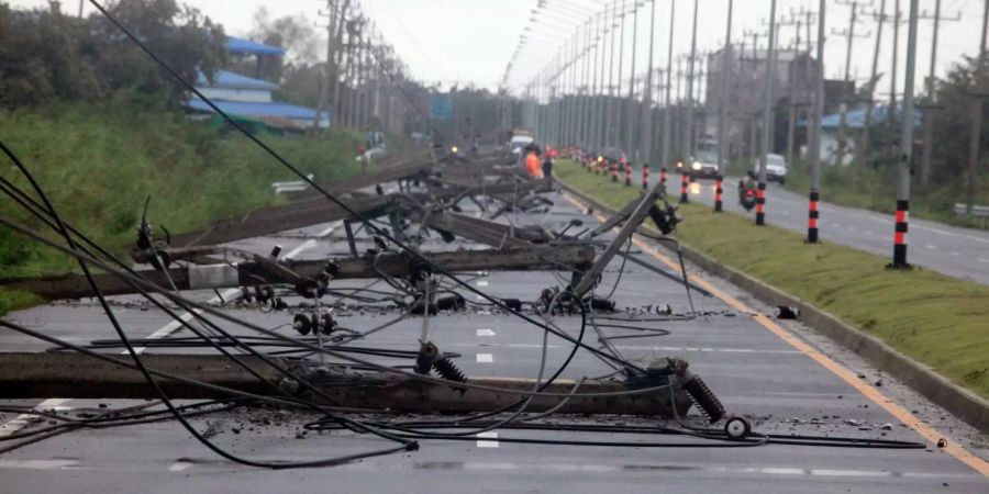 Mehrere vom Sturm umgestürzte Stromleitungen blockieren eine Hauptverkehrsstrasse in Pak Phanang, n der südlichen Provinz Nakhon Si Thammarat.