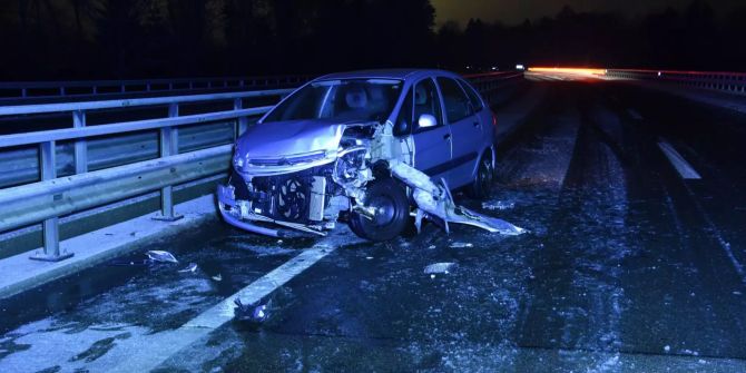 Ein verunfalltes Auto steht auf der A13.