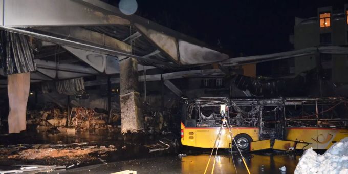 Mehrere Explosionen - Postautodepot in Chur GR brannte lichterloh
