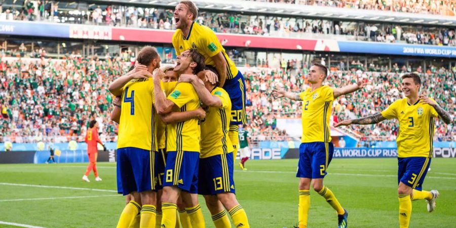 Die Schweden bejubeln das 2:0 von Granqvist.