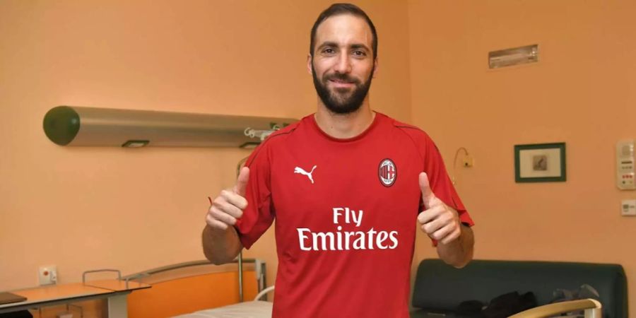 Gonzalo Higuaín präsentiert sich im Trikot des AC Milan.