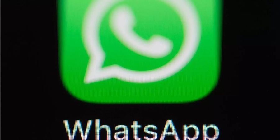 Das Logo der Messenger-App WhatsApp ist auf dem Bildschirm eines iPhones zu sehen.