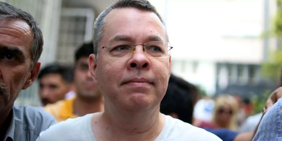 Andrew Craig Brunson, Pastor aus den USA, wird zu seinem Haus eskortiert.