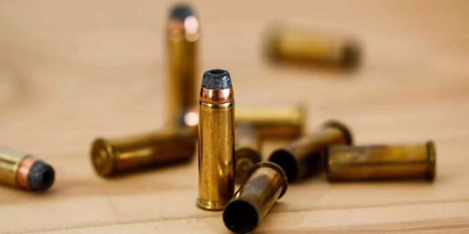 Im Schuppen fand die Polizei rund 200 Kilogramm Munition. Munition