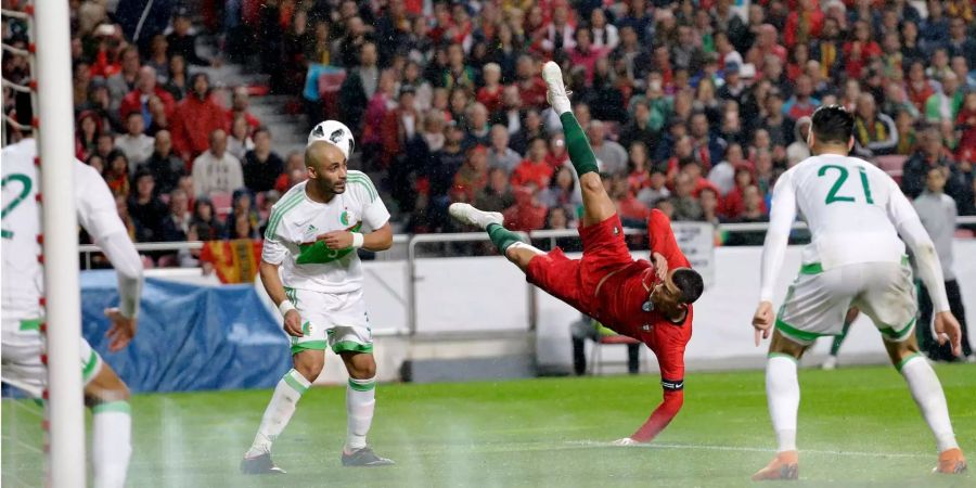 Superstar Cristiano Ronaldo mit akrobatischer Einlage.