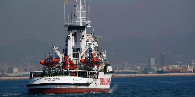 Das Rettungsschiff der Hilfsorganisation «Open Arms» mit 60 Migranten an Bord traf am Mittwoch im Hafen von Barcelona ein. Das Rettungsschiff der Hilfsorganisation «Open Arms» mit 60 Migranten an Bord traf am Mittwoch im Hafen von Barcelona ein.