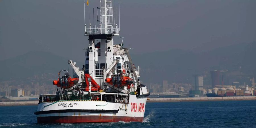 Das Rettungsschiff der Hilfsorganisation «Open Arms» mit 60 Migranten an Bord traf am Mittwoch im Hafen von Barcelona ein.