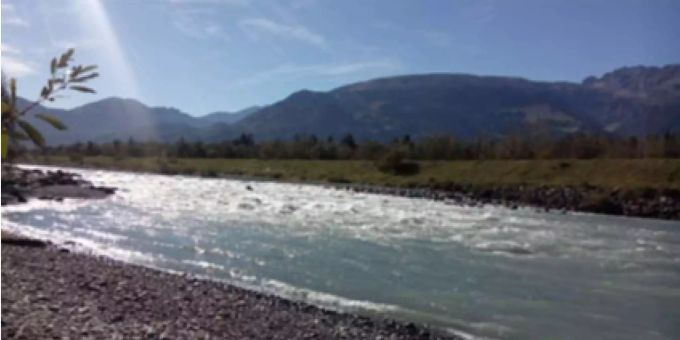 Der Rhein ist der längste Grenzfluss der Schweiz und trennt die Schweiz von Österreich, Deutschland und von Liechtenstein – so wie hier bei Balzers/Sargans. Der Rhein ist der längste Grenzfluss der Schweiz und trennt die Schweiz von Österreich, Deutschland und von Liechtenstein – so wie hier bei Balzers/Sargans.