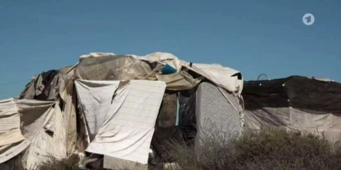 Die Flüchtlinge wohnen in improvisierten Baracken. Die Flüchtlinge wohnen in improvisierten Baracken.