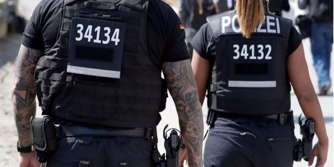 Die deutsche Bundespolizei scheinen Tätowierungen nicht zu stören. Die deutsche Bundespolizei scheinen Tätowierungen nicht zu stören.
