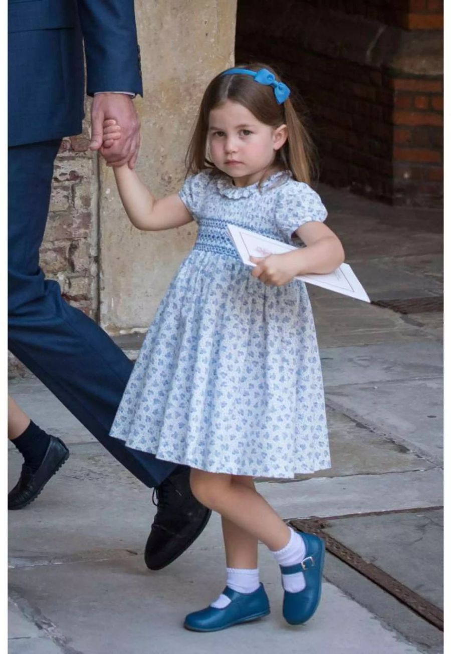 An der Taufe des kleinen Prinzen Louis sah Prinzessin Charlotte wie eine kleine Fashionista aus.