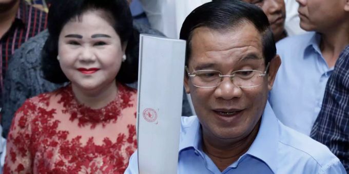 Hun Sen, Premierminister von Kambodscha, hält seinen Wahlzettel neben seiner Frau Bun Rany. Hun Sen, Premierminister von Kambodscha, hält seinen Wahlzettel neben seiner Frau Bun Rany.