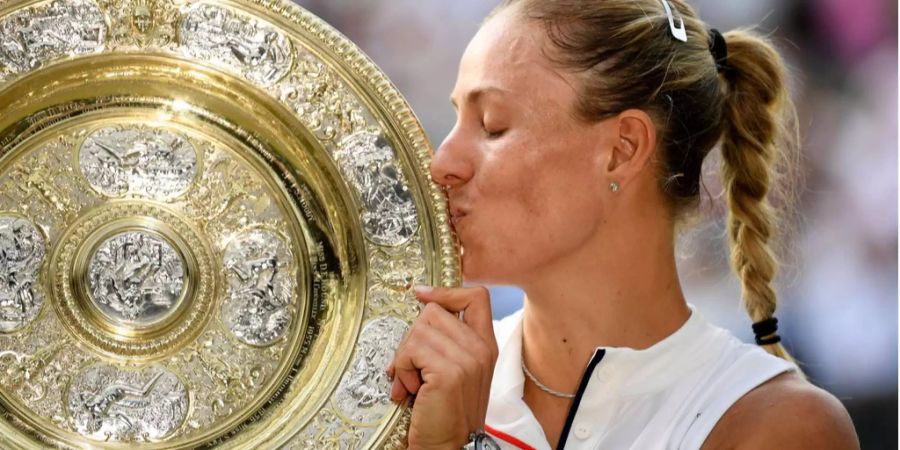 Die Siegerin mit ihrer Trophäe: Angelique Kerber triumphiert in Wimbledon