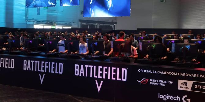 Mehrere Personen an der Gamescom 2018 spielen Battlefield V.