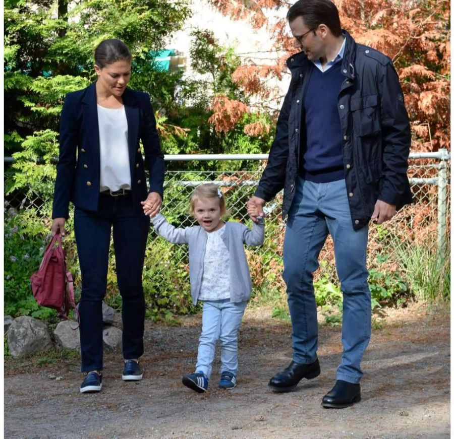 Estelle von Schweden mit ihren Eltern Kronprinzessin Victoria und Prinz Daniel bei ihrem ersten Tag in der Vorschule im August 2014.