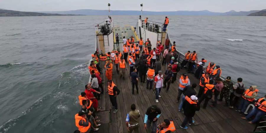 Rettungskräfte suchen im Tobasee nach Überlebenden, nachdem eine Passagierfähre gesunken ist.