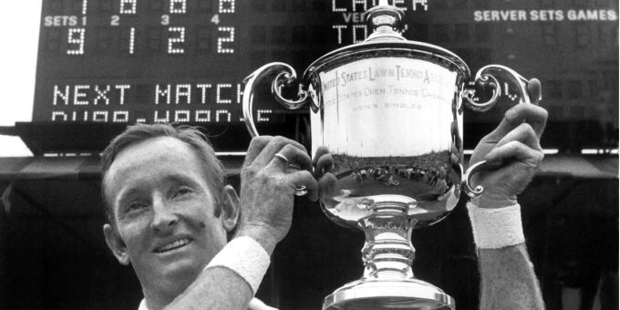 Rod Laver hält 1969 lächelnd den Pokal in den Händen, der ihm als Sieger der US-Open überreicht wurde. Roger Federer
