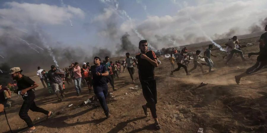 An der Gaza-Grenze hageln Brandbomben nieder. Eine Gruppe Palästinenser nimmt an Protesten teil.