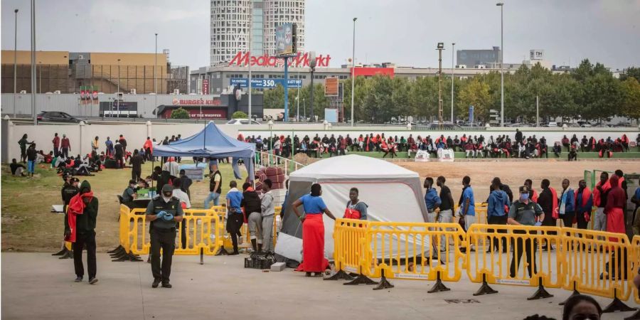 Migranten warten vor einem Sportzentrum nachdem sie vom spanischen Seenotrettungsdienst aus der Strasse von Gibraltar gerettet wurde. Spanien ist in diesem Jahr der wichtigste Einreisepunkt für Migranten, die das Mittelmeer mit dem Boot überqueren.