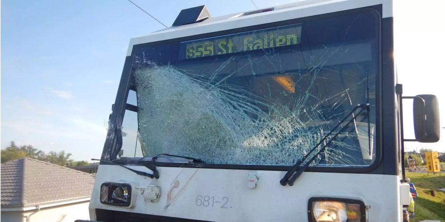 Der beschädigte Führerstand des Zuges nach dem Unfall.