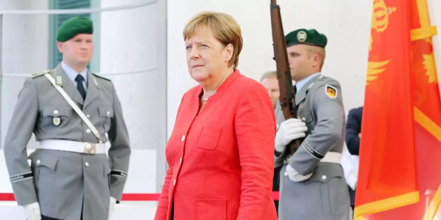 Bundeskanzlerin Angela Merkel (CDU) wartet vor dem Bundeskanzleramt auf die Ankunft des montenegrinischen Ministerpräsidenten.