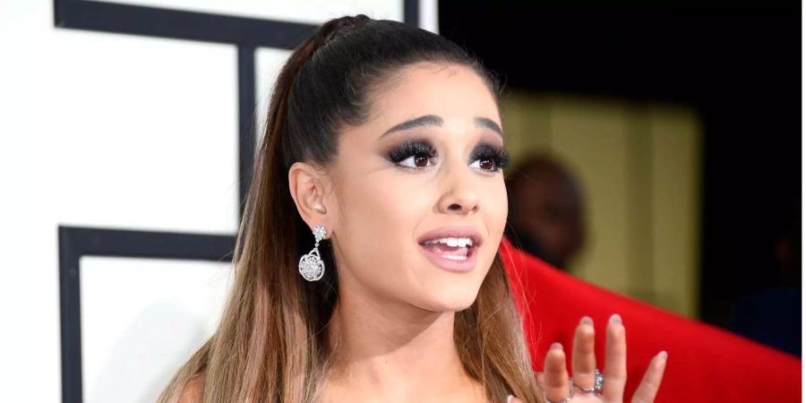 Ariana Grande stolperte über ihre High Heels.