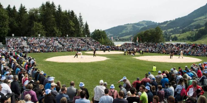 Die Schwingarena vor der Berg- und Seekulisse am Schwarzsee FR. Die Schwingarena vor der Berg- und Seekulisse am Schwarzsee FR.