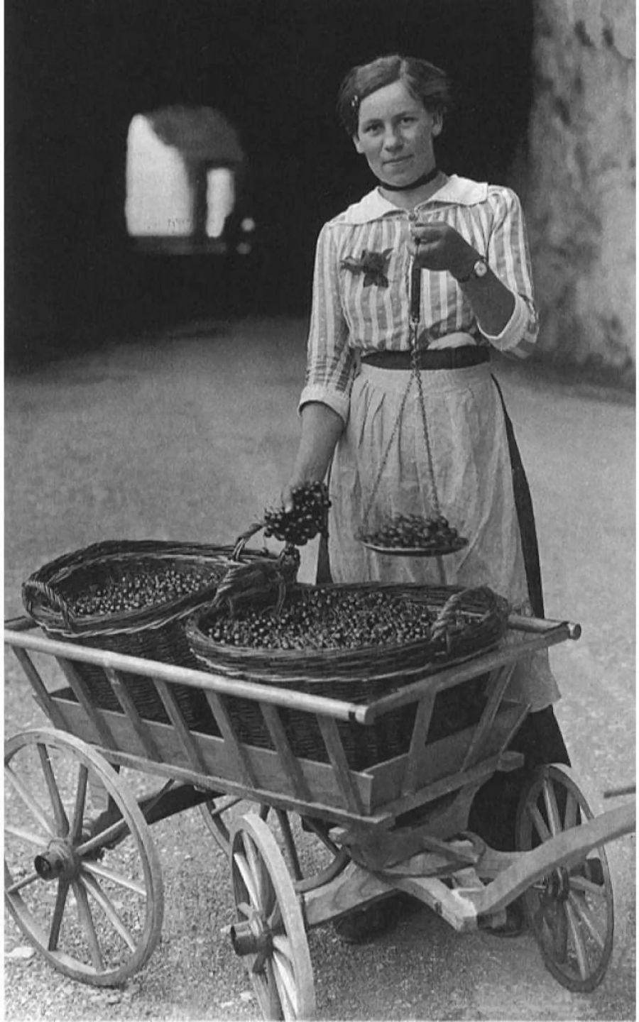 Auch der Zuger Chriesimärt gehört zur Eröffnung der Saison (Foto aus dem Jahre 1920).