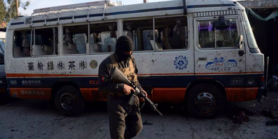 Ein afghanischer Soldat steht vor einem Bus (Archivbild).