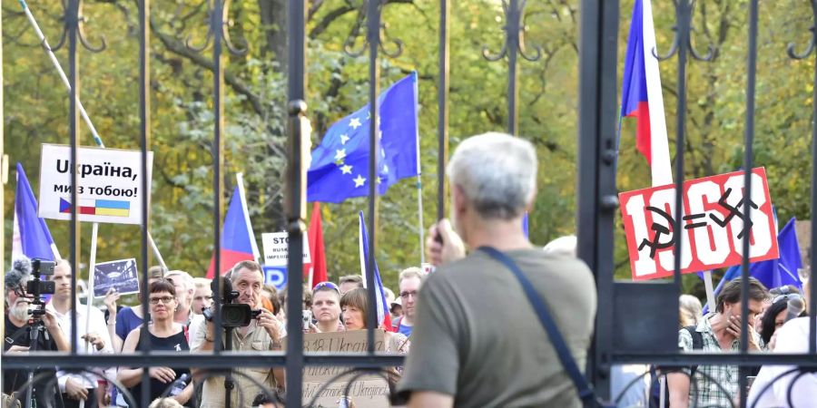 Menschen demonstrieren vor der russischen Botschaft zum 50. Jahrestag des Warschauer-Pakt-Einmarschs in die ehemalige Tschechoslowakei.